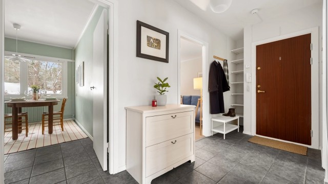 Entréen fungerer som leilighetens naturlige fordelingspunkt med adkomst til samtlige rom.