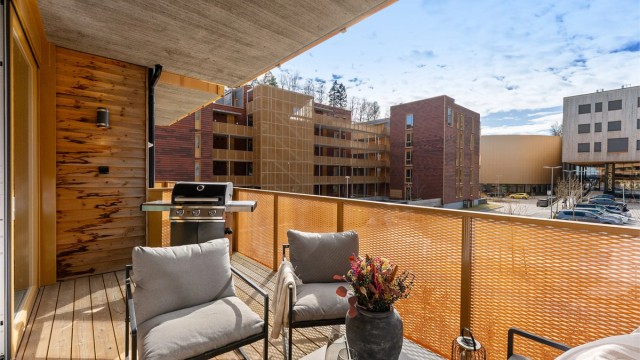 Fra stuen er det utgang til en romslig balkong på 11 m².