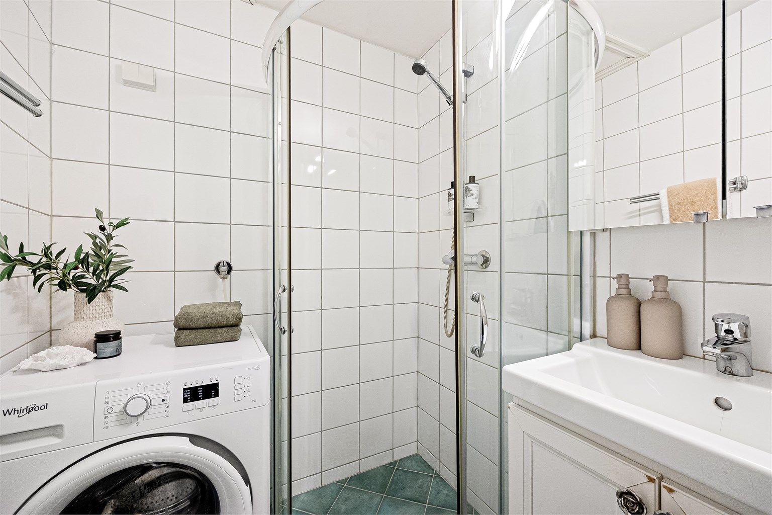 Badet er utstyrt med servantinnredning, servant og vegghengt speilskap. Det er opplegg for vaskemaskin. 