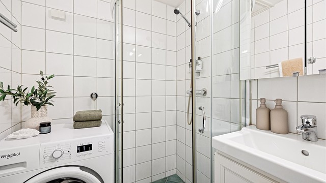 Badet er utstyrt med servantinnredning, servant og vegghengt speilskap. Det er opplegg for vaskemaskin.