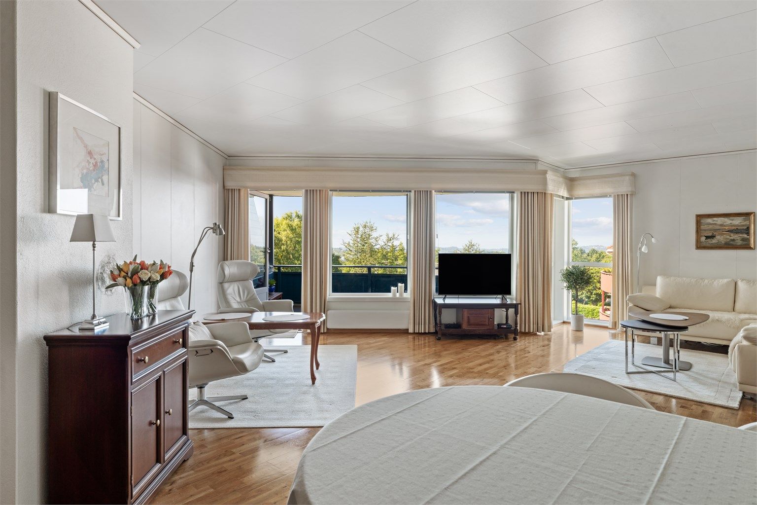 Stue er av god størrelse, med plass til både sittegrupper og spisemøbler.

Foto: 
Nordbø Foto