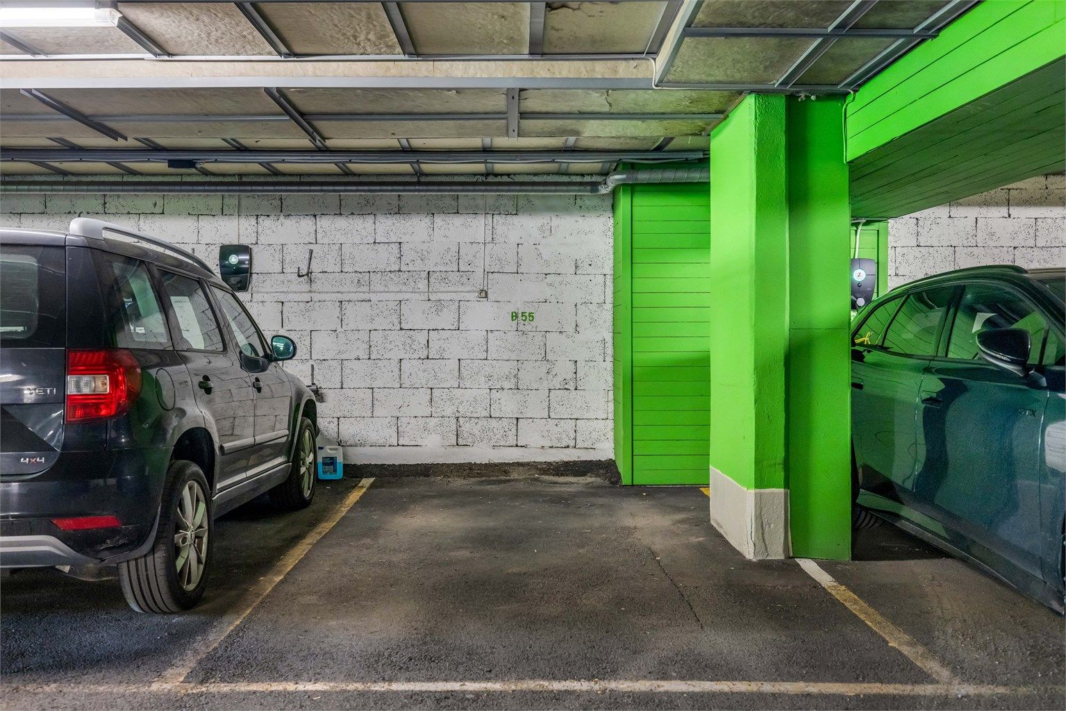 Leiligheten disponerer også en garasjeplass i byggets kjeller (heisadkomst). Det er også etablert sykkelparkering flere steder i garasjen.
