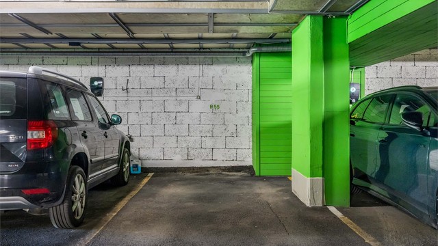 Leiligheten disponerer også en garasjeplass i byggets kjeller (heisadkomst). Det er også etablert sykkelparkering flere steder i garasjen.
