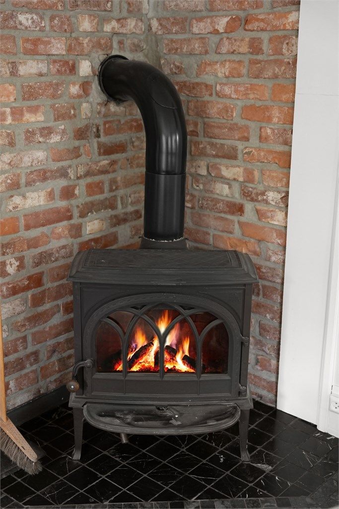 En av boligens tre peisovner, plassert i stuen for ekstra varme og hygge.