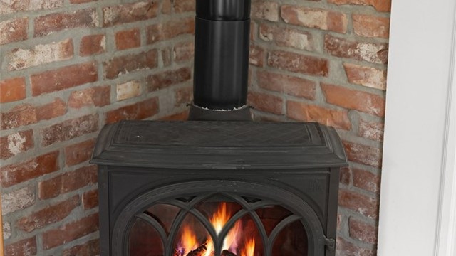 En av boligens tre peisovner, plassert i stuen for ekstra varme og hygge.