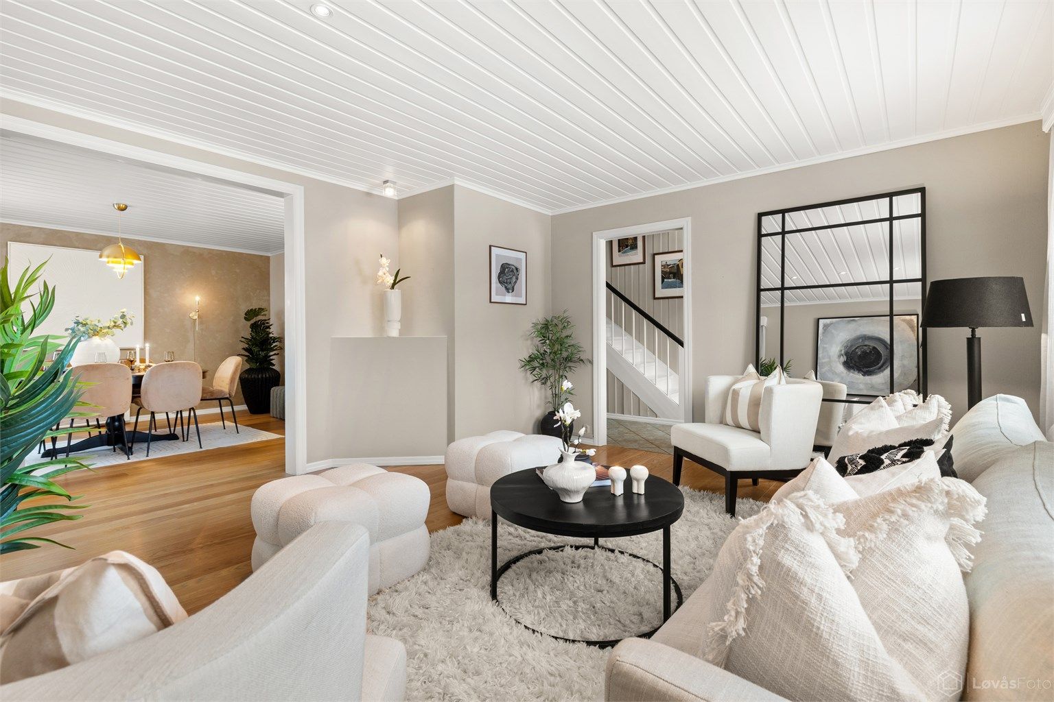 Stuen har delvis åpen løsning til spisestuen