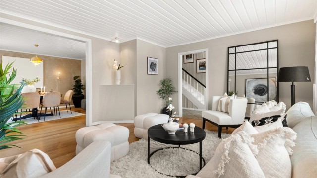 Stuen har delvis åpen løsning til spisestuen