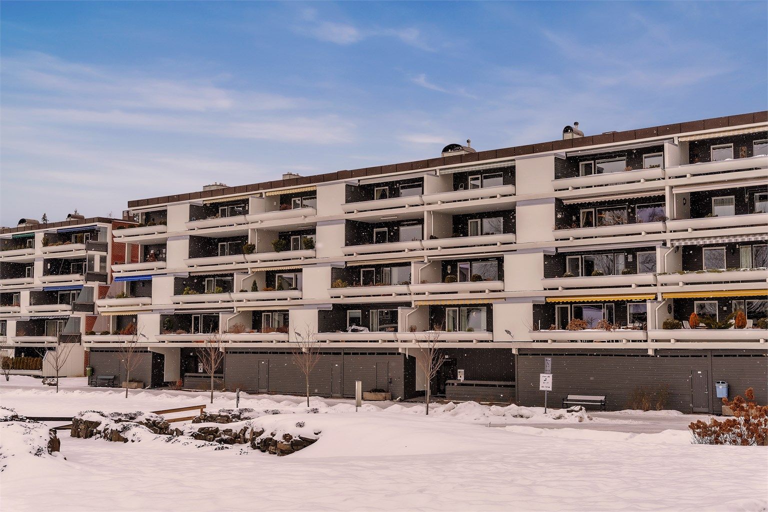 Rehabilitering av terrasser på begge sider og maling av fasade i 2020 utført av Alliero. Ettertraktet og sentral beliggenhet i enden av blindvei med nærhet til dagligvareforretning, turområder og offentlig kommunikasjon. 