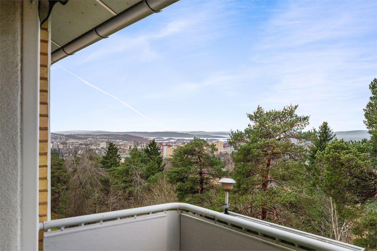 Balkong på hele 12 kvm med usjenert beliggenhet, meget gode solforhold og fin utsikt