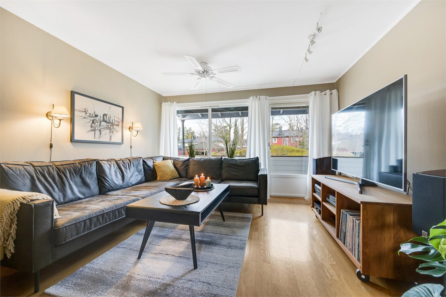 De store vindusflatene slipper rikelig med dagslys inn i den hyggelige stuen. 