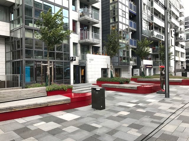 Inngang til plassen ved Bryggetorget. Andre innganger/utganger kan benyttes.