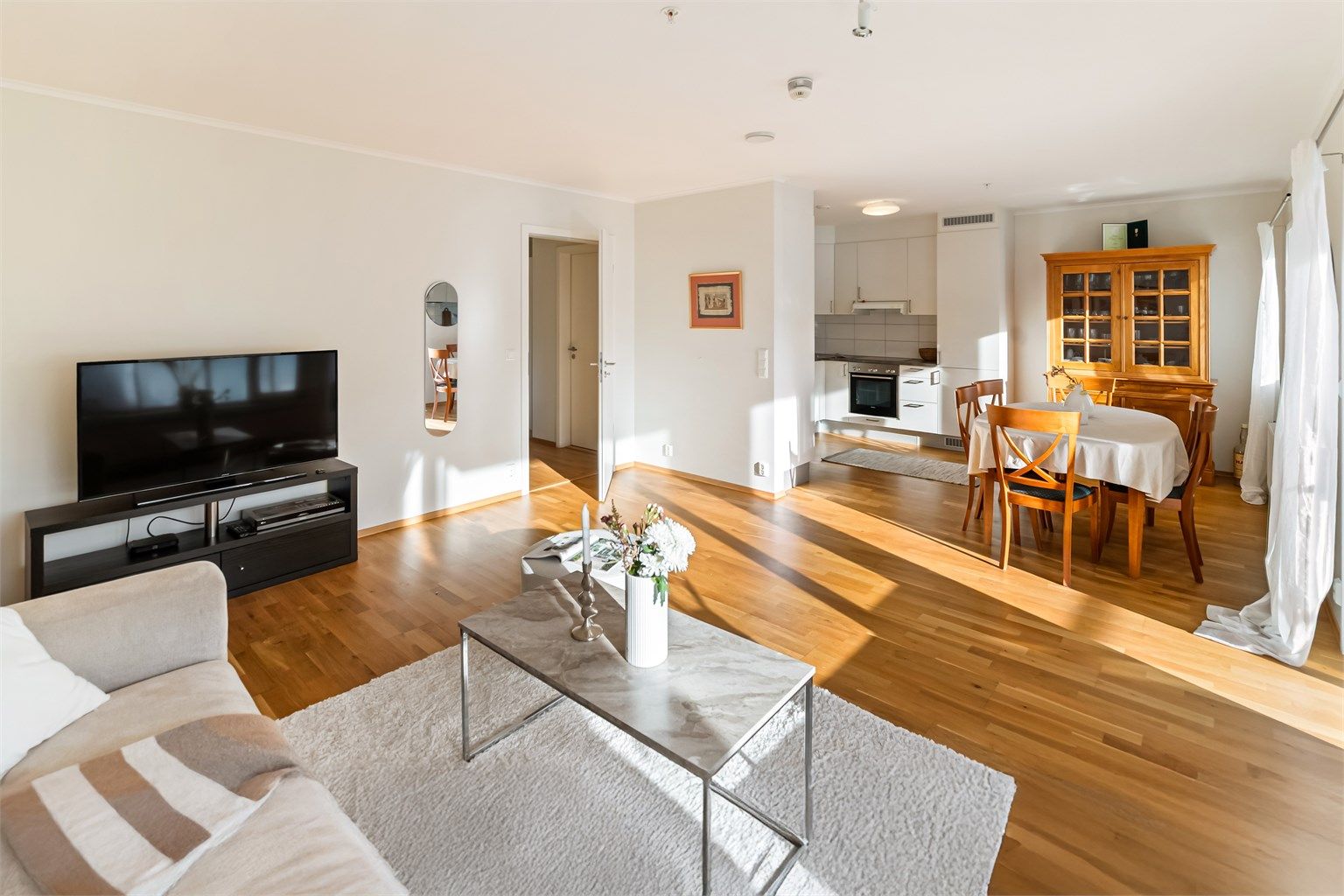 Stue og kjøkken i åpen løsning