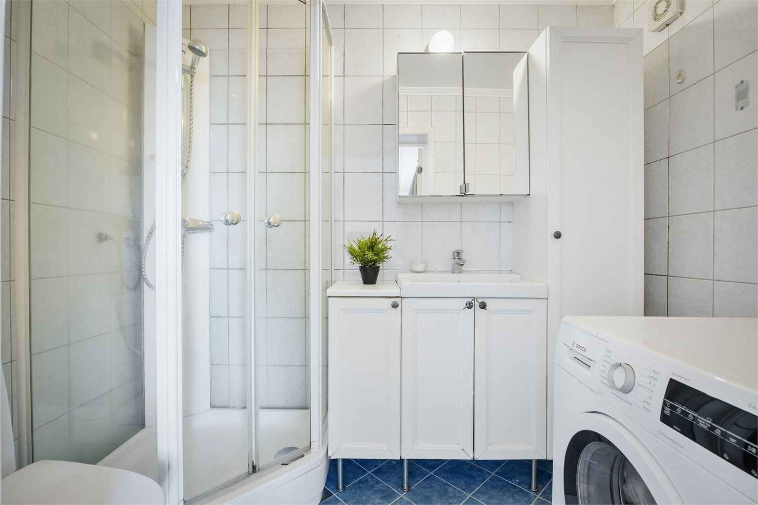 Flislagt baderom med gulvvarme fra 2003/2004 (iflg. selger) 