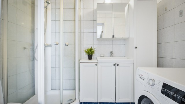 Flislagt baderom med gulvvarme fra 2003/2004 (iflg. selger)