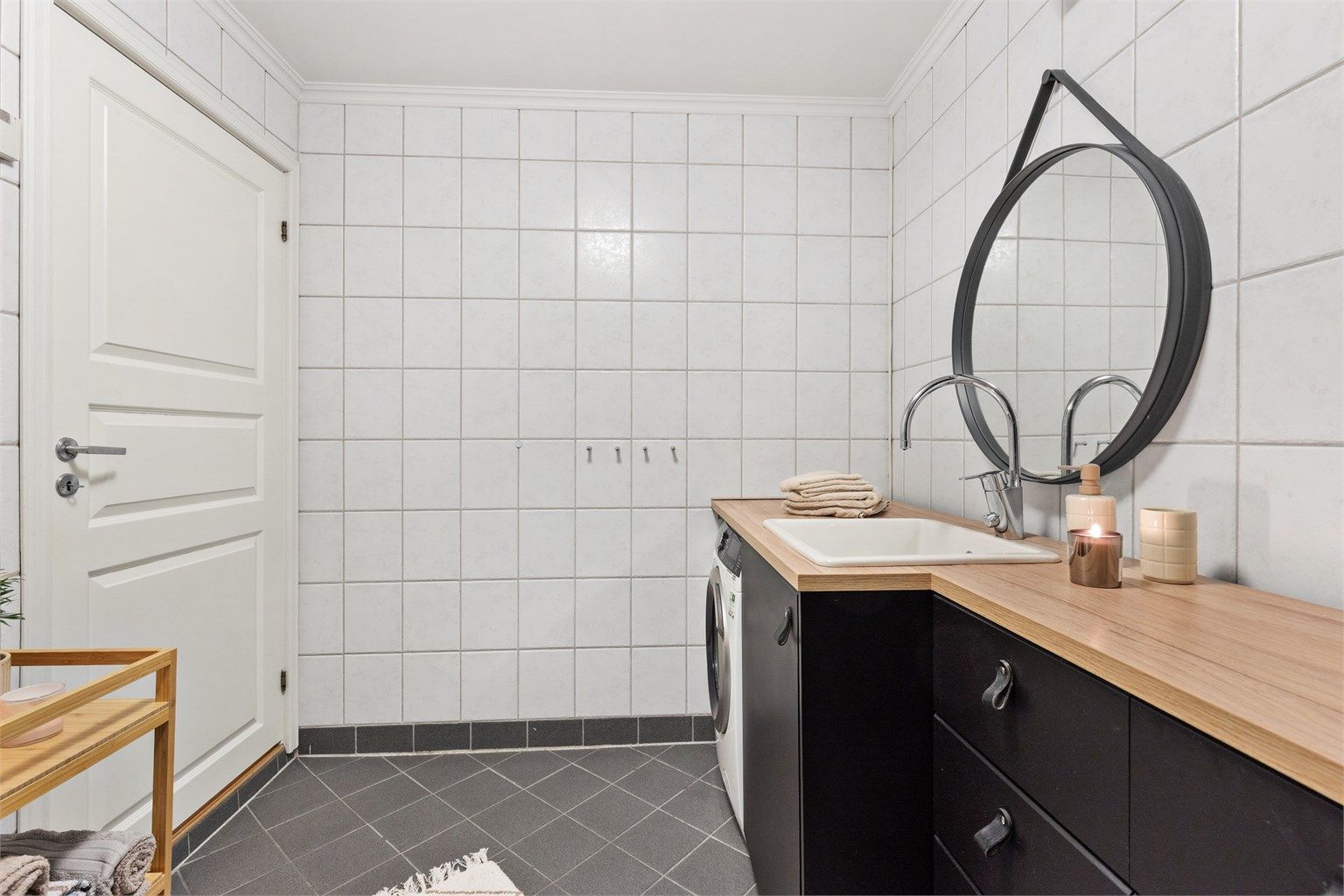 Rommet har mekanisk avtrekk og oppvarming via reflektorovn.