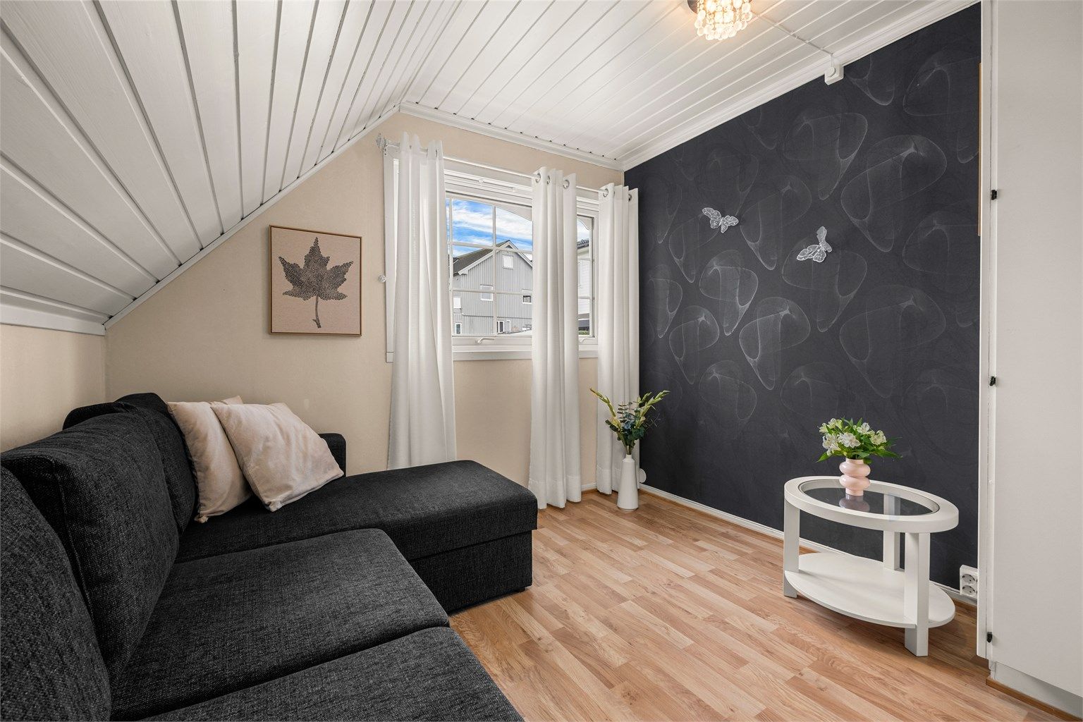 Loftsetasjens tredje soverom er på 8,5 kvm har laminat på gulv og malt panel i himling.
