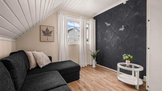 Loftsetasjens tredje soverom er på 8,5 kvm har laminat på gulv og malt panel i himling.