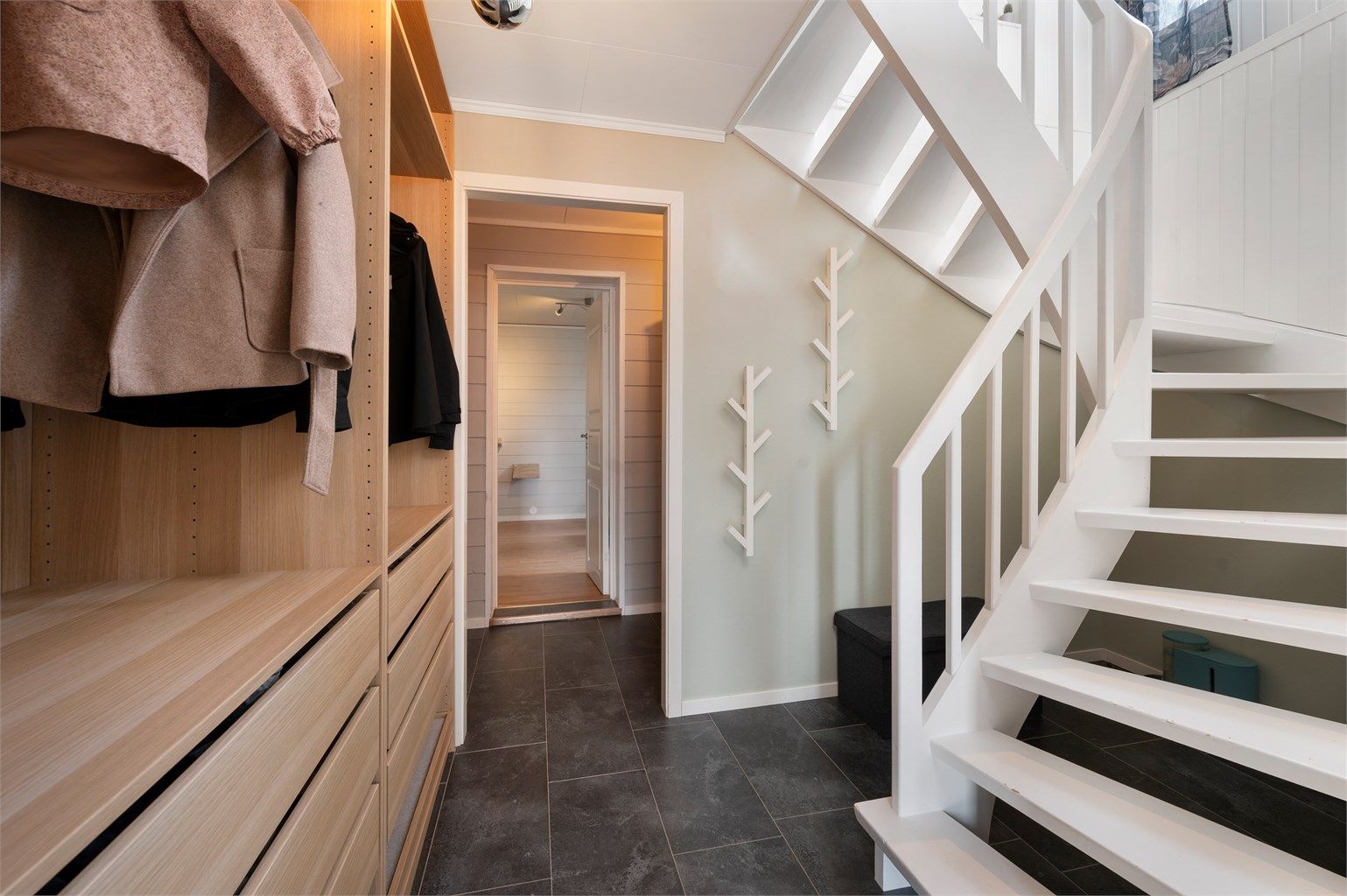 Gangområde med god plass til sko og garderobe. 