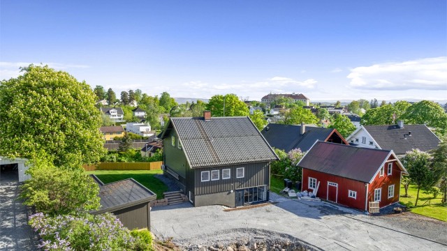 Huset går over 3 etasjer og har en god planløsning