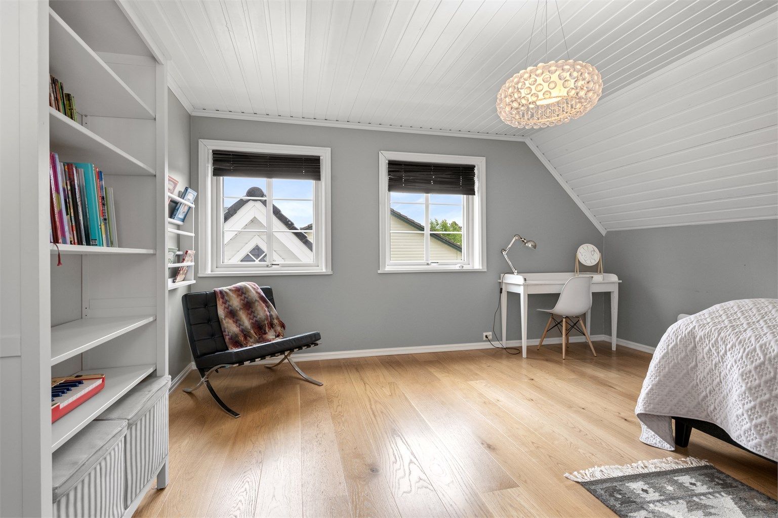Et av de fire soverommene i loftsetasjen. Rommet har parkettgulv og plass til både seng og skrivepult.