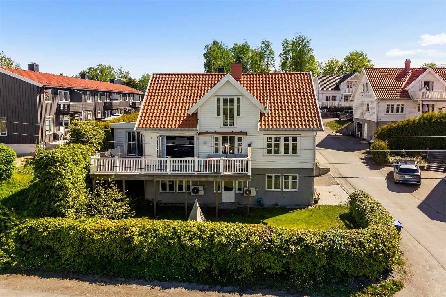 Her har man sol til langt utover kvelden, hvor terrasse og utestue blir mye brukt.