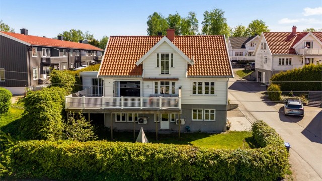 Her har man sol til langt utover kvelden, hvor terrasse og utestue blir mye brukt.
