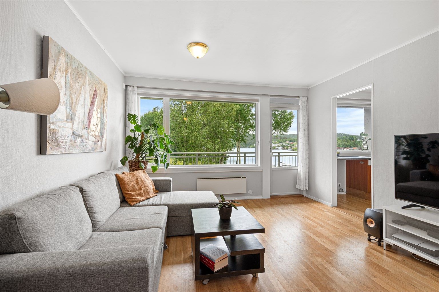 Det er godt med naturlig lysinnslipp på stuen fra store vindusflater som gir godt med naturlig dagslys