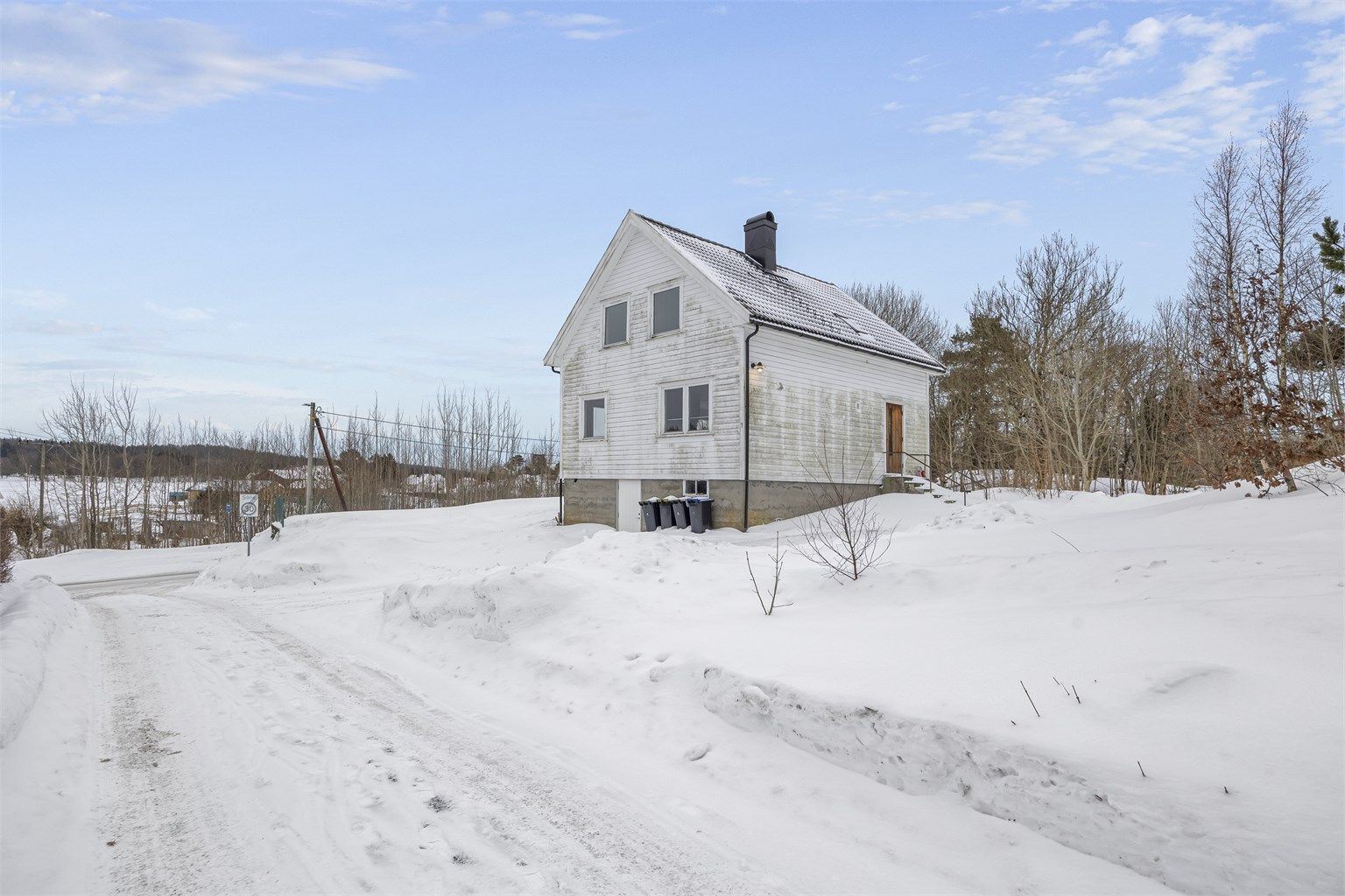 Yttertaket er tekket med takstein fra ca 2018, og kledningen ble skiftet samme år. Det tas et lite forbehold om årstall for dette, da det er basert på hukommelse.