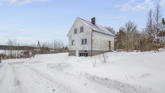 Yttertaket er tekket med takstein fra ca 2018, og kledningen ble skiftet samme år. Det tas et lite forbehold om årstall for dette, da det er basert på hukommelse.