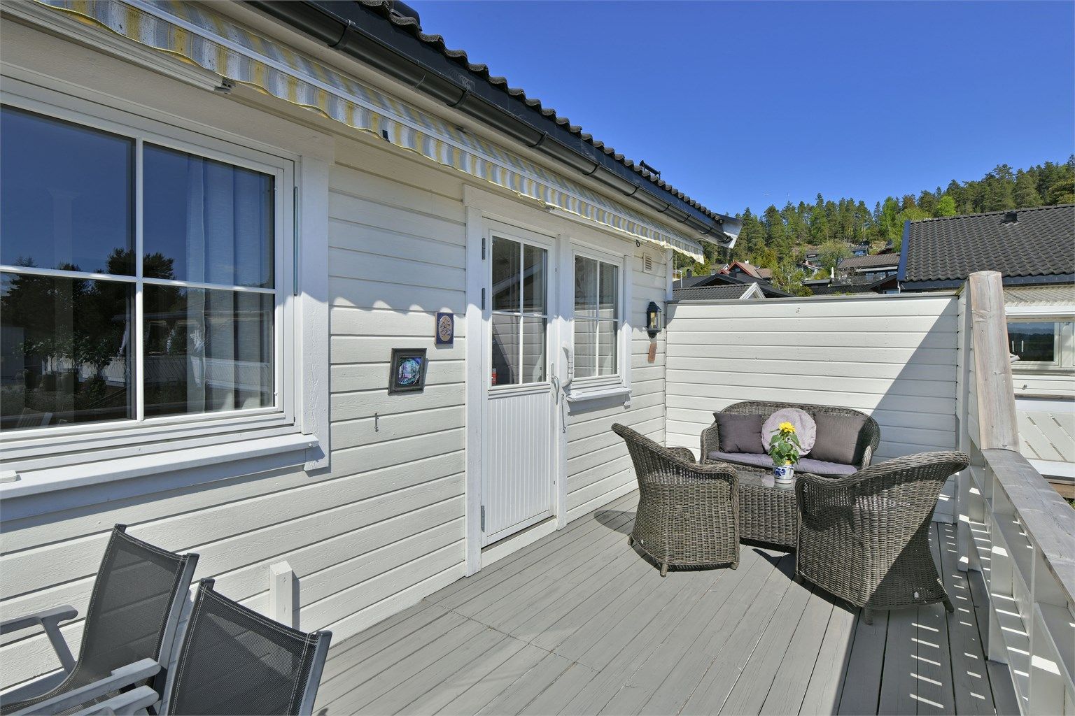 Koselig terrasse med adkomst fra stuen - her er det flere muligheter for utemøblering - videre adkomst til en liten hageflekk