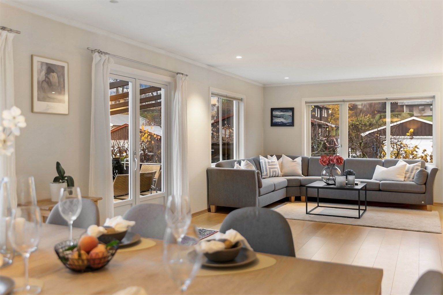 Boligen går over 3 plan og oppleves delikat og hyggelig