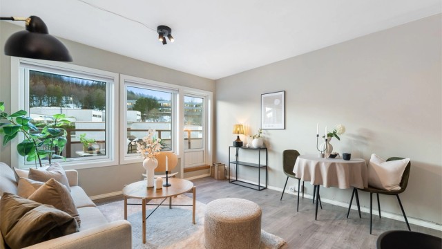 Stue i delikate farger.