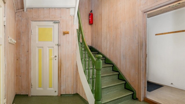 Opprinnelig del: Egen entré med felles gang for 2. etasje.