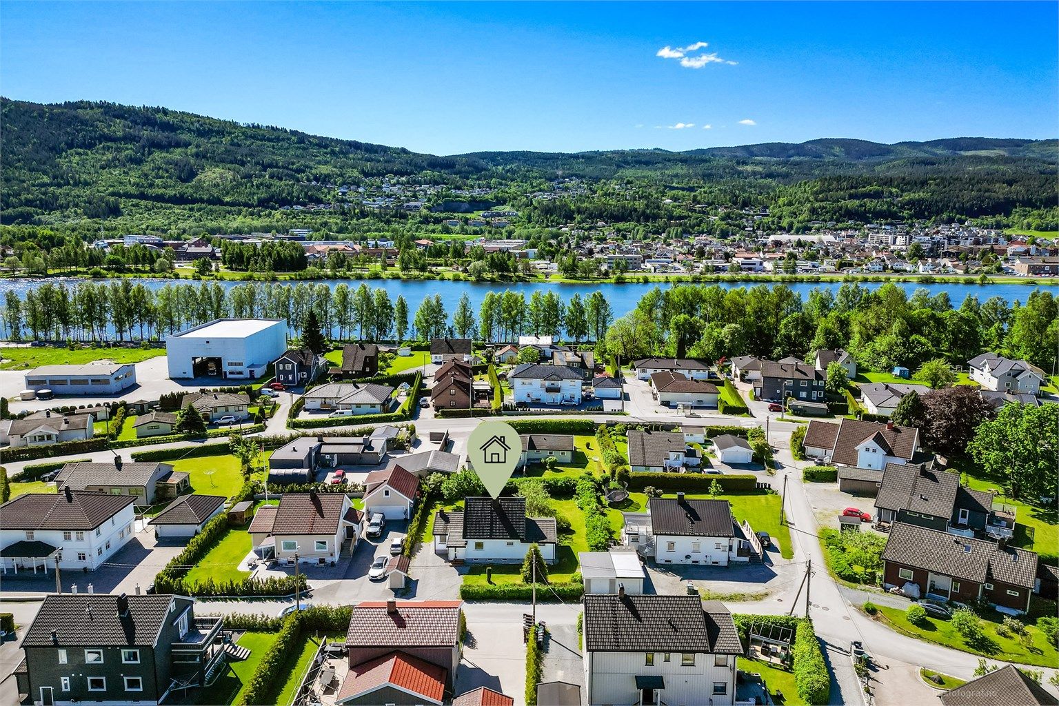 Busstopp langs Gamle riksvei med god bussforbindelse til Drammen, Mjøndalen og Hokksund.