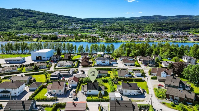 Busstopp langs Gamle riksvei med god bussforbindelse til Drammen, Mjøndalen og Hokksund.