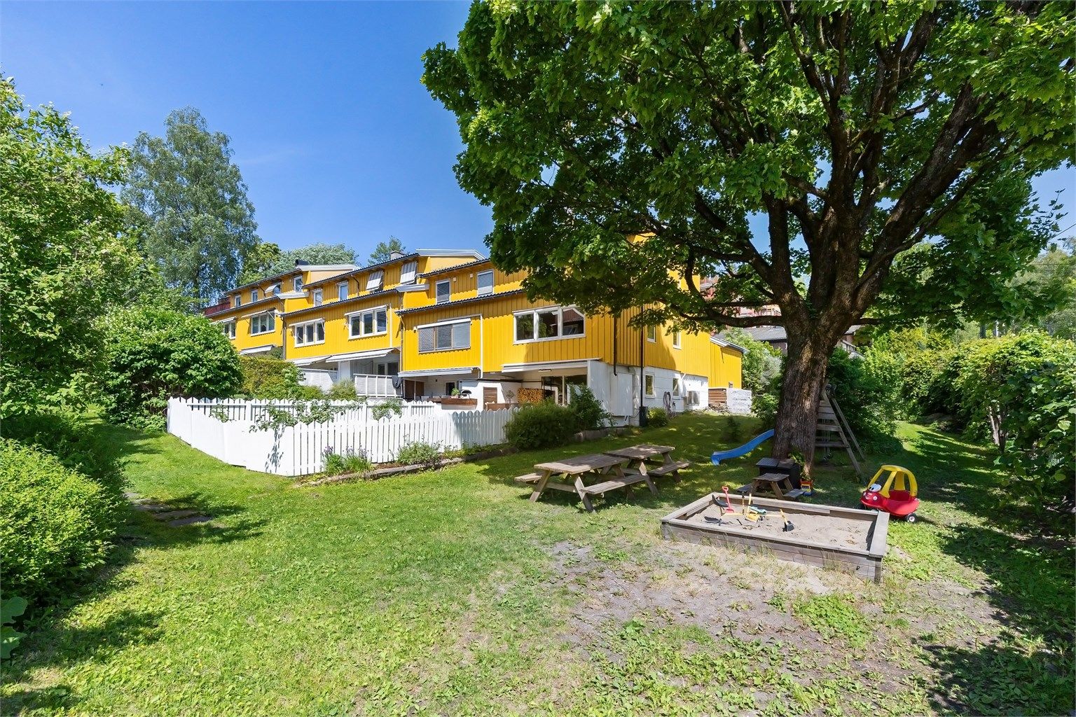 Hyggelig lekeplass som er et naturlig møtepunkt for barnefamiliene i sameiet. Her er det også felles lunsj under dugnad vår og høst.