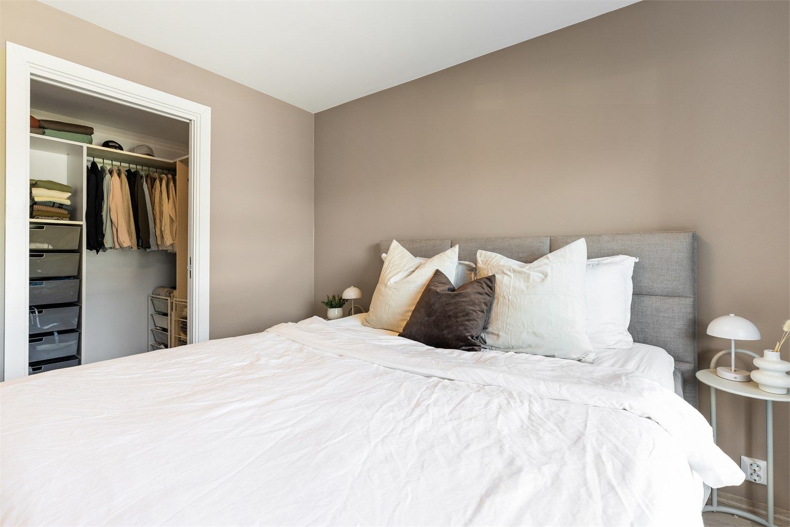 Fra hovedsoverommet er det direkte adkomst til et romslig garderoberom.