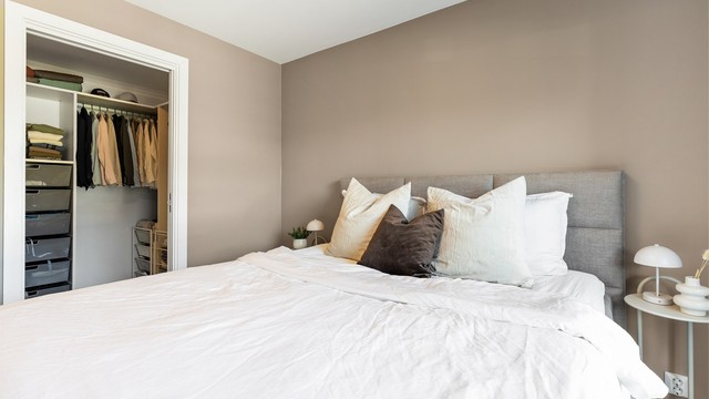 Fra hovedsoverommet er det direkte adkomst til et romslig garderoberom.