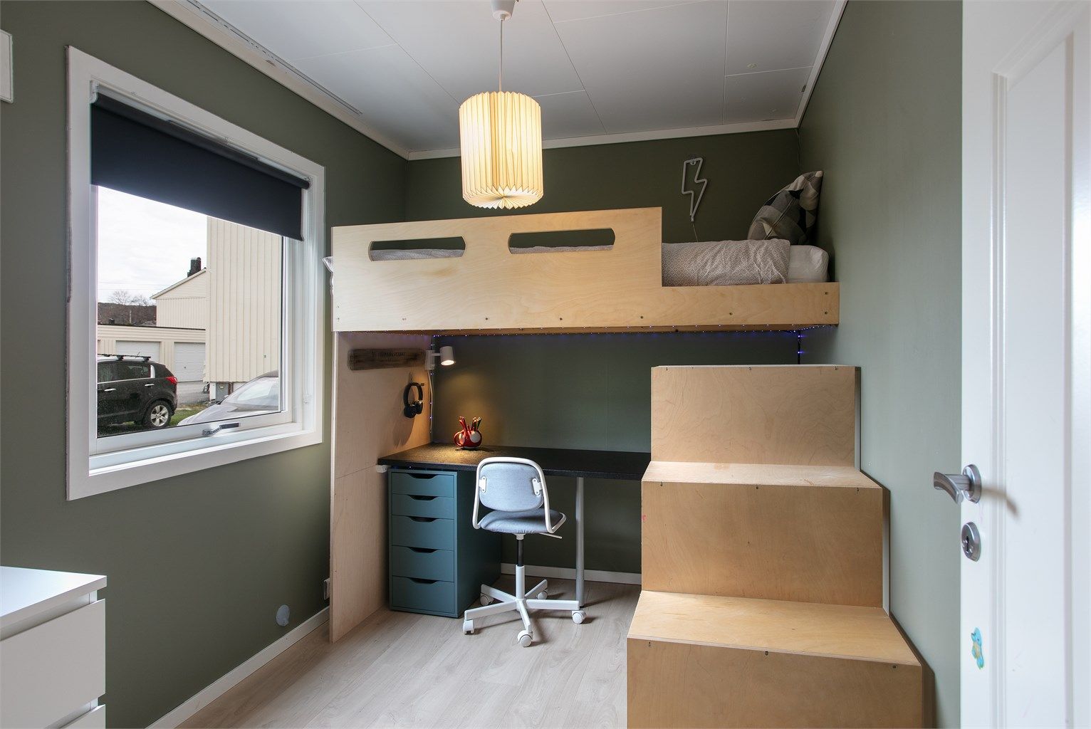 Et av etasjens tre soverom, alle med nye gulv. Perfekt som barnerom eller kontor.