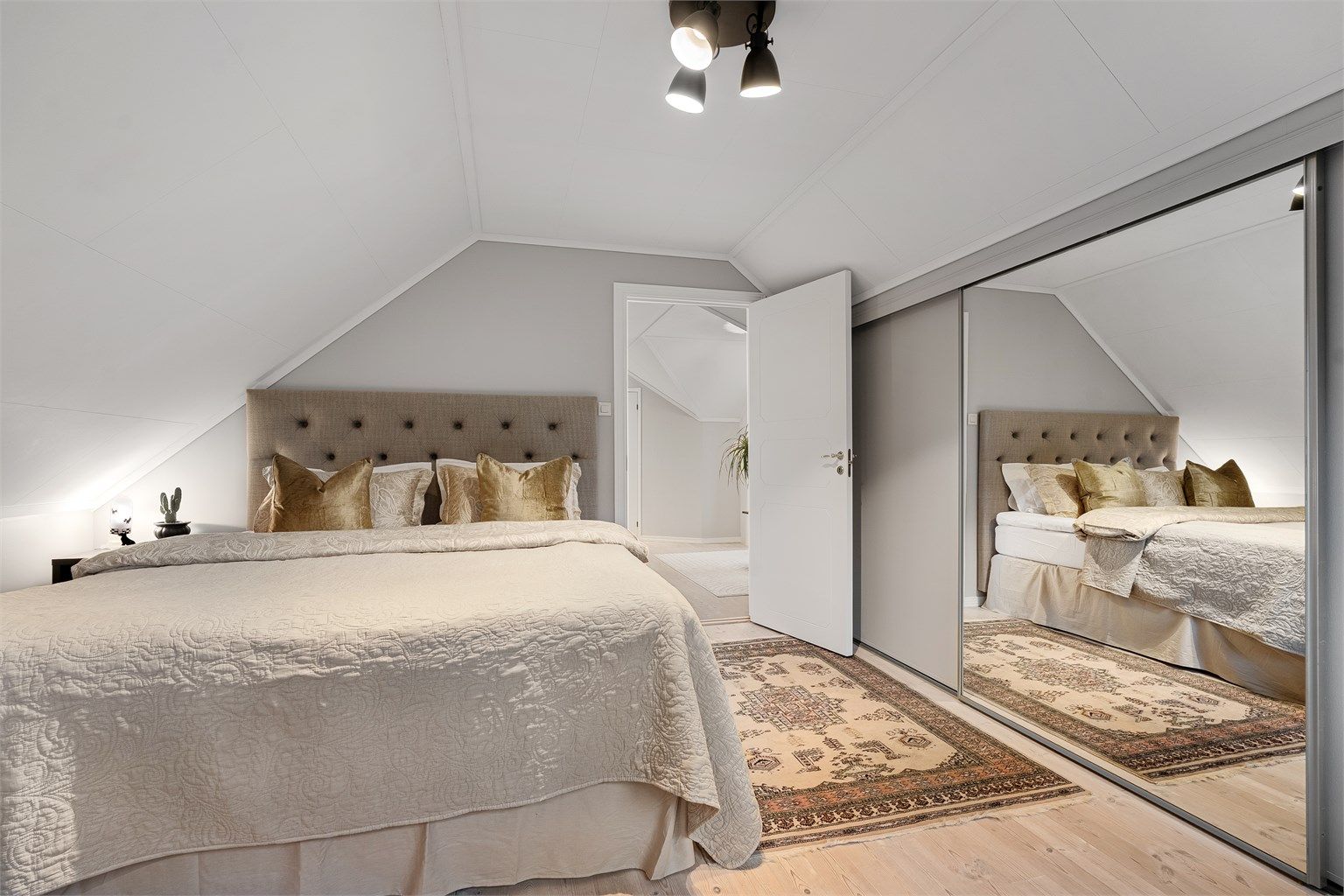 Hovedsoverommet har plass til dobbeltseng med tilhørende møblement. Det er også satt inn en større skyvedørsgarderobe som maksimerer utnyttelsen. 