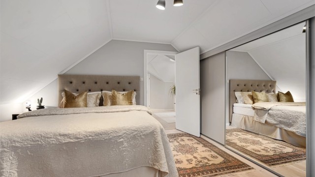 Hovedsoverommet har plass til dobbeltseng med tilhørende møblement. Det er også satt inn en større skyvedørsgarderobe som maksimerer utnyttelsen.