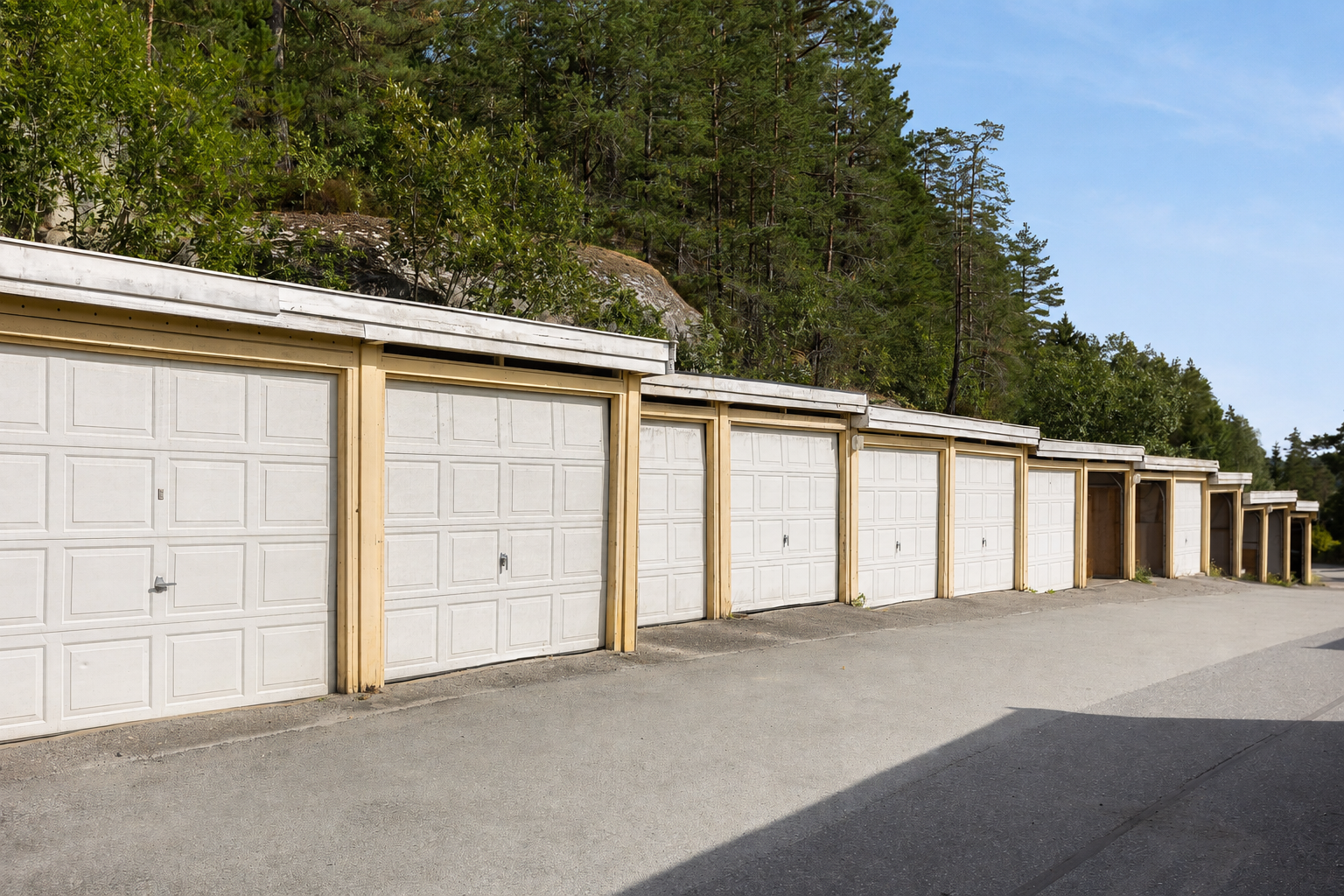 Boligen disponerer en garasjeplass på 14 m² i felles garasjerekke.