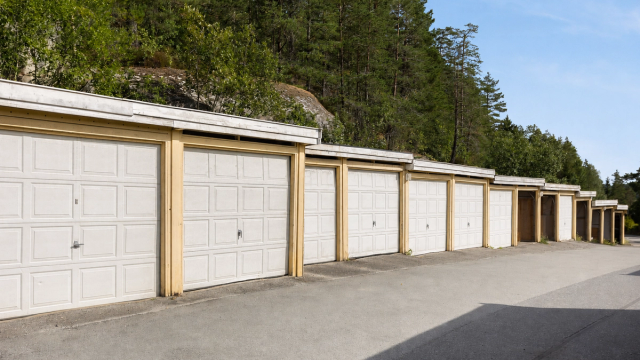Boligen disponerer en garasjeplass på 14 m² i felles garasjerekke.