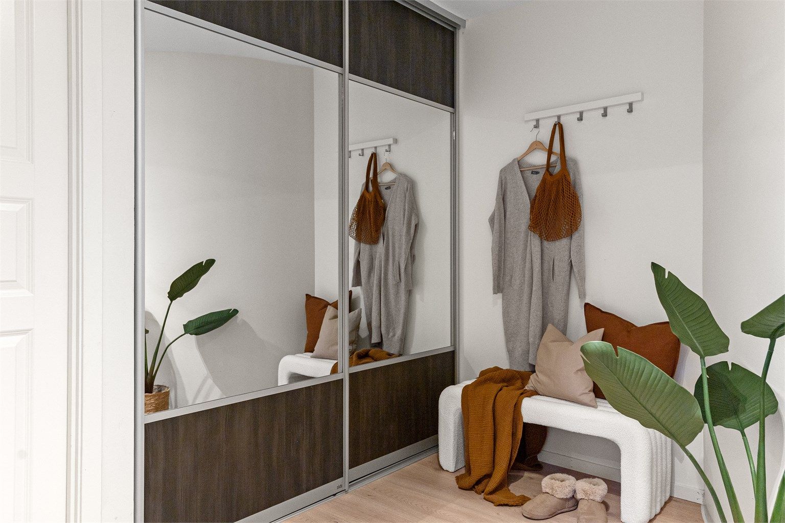 - Innredet med stor skyvedørsgarderobe og god plass til å henge fra seg yttertøy -