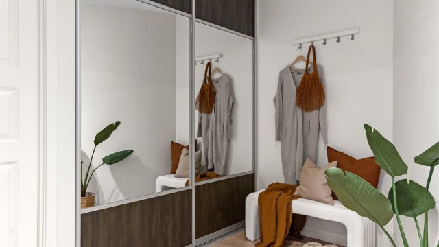 - Innredet med stor skyvedørsgarderobe og god plass til å henge fra seg yttertøy -