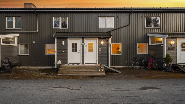 Egen inngang fra et rolig og etablert tun.