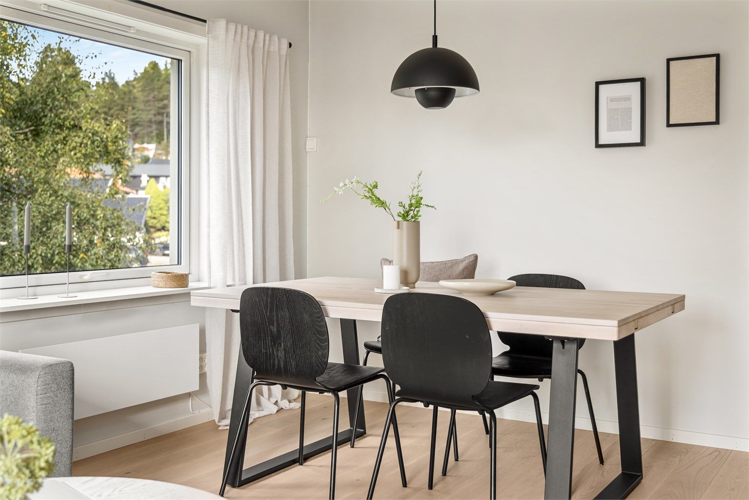 Da dette er en endeleilighet får du et ekstra vindu i stuen som gir meget godt med naturlig lys og idyllisk utsikt