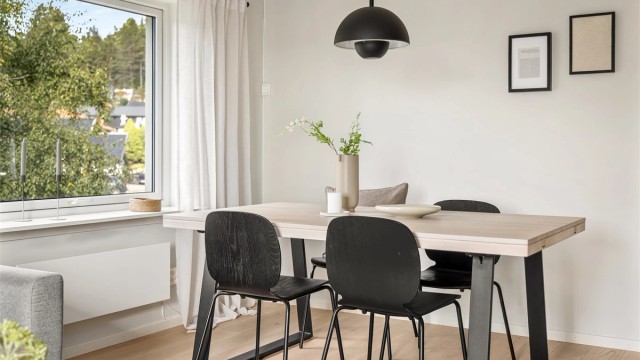 Da dette er en endeleilighet får du et ekstra vindu i stuen som gir meget godt med naturlig lys og idyllisk utsikt