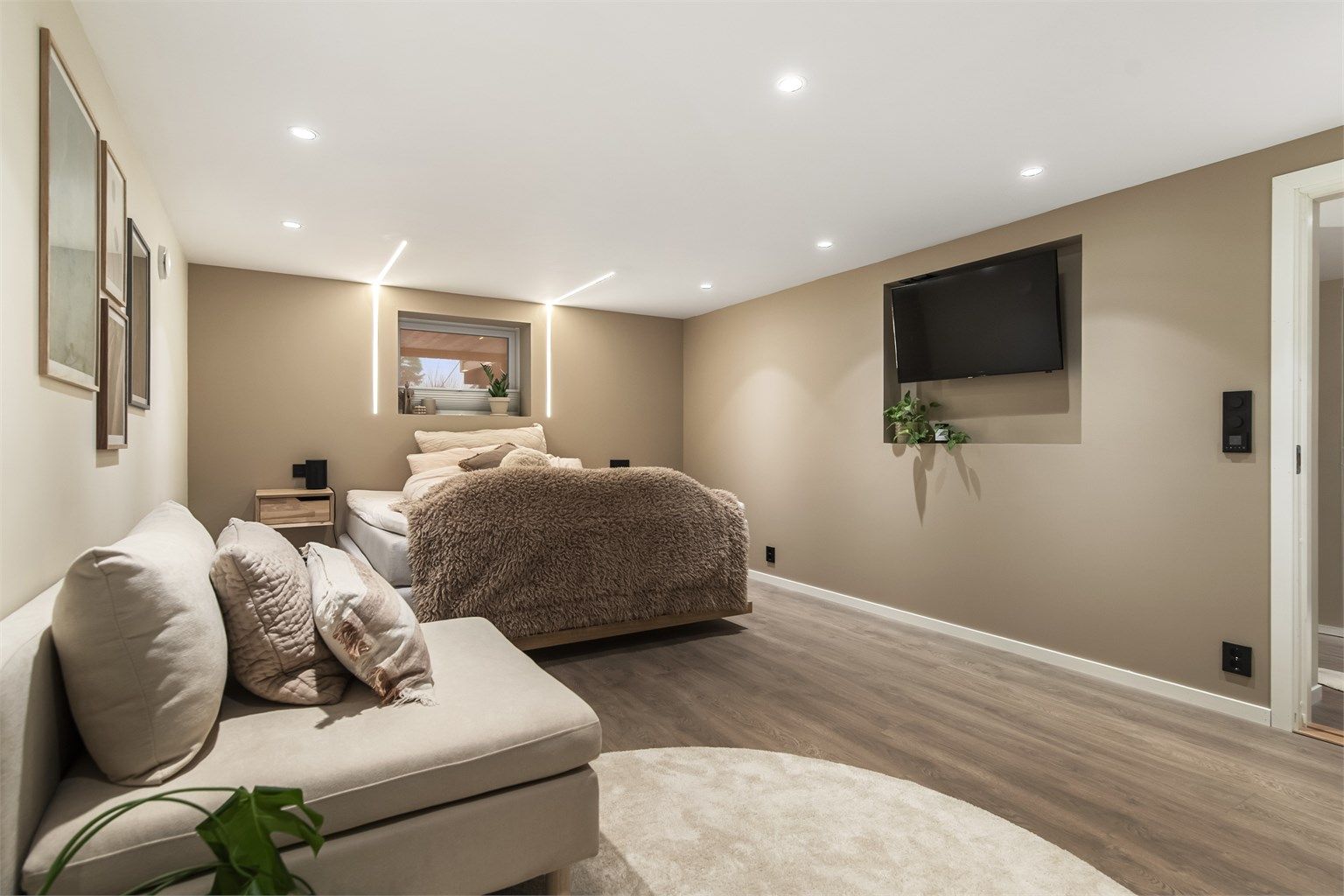 Det er lagt gulvvarme på alle soverom i kjelleren (varmefolie).