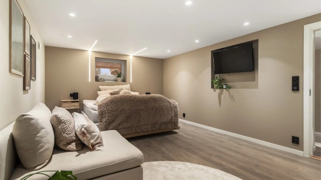 Det er lagt gulvvarme på alle soverom i kjelleren (varmefolie).